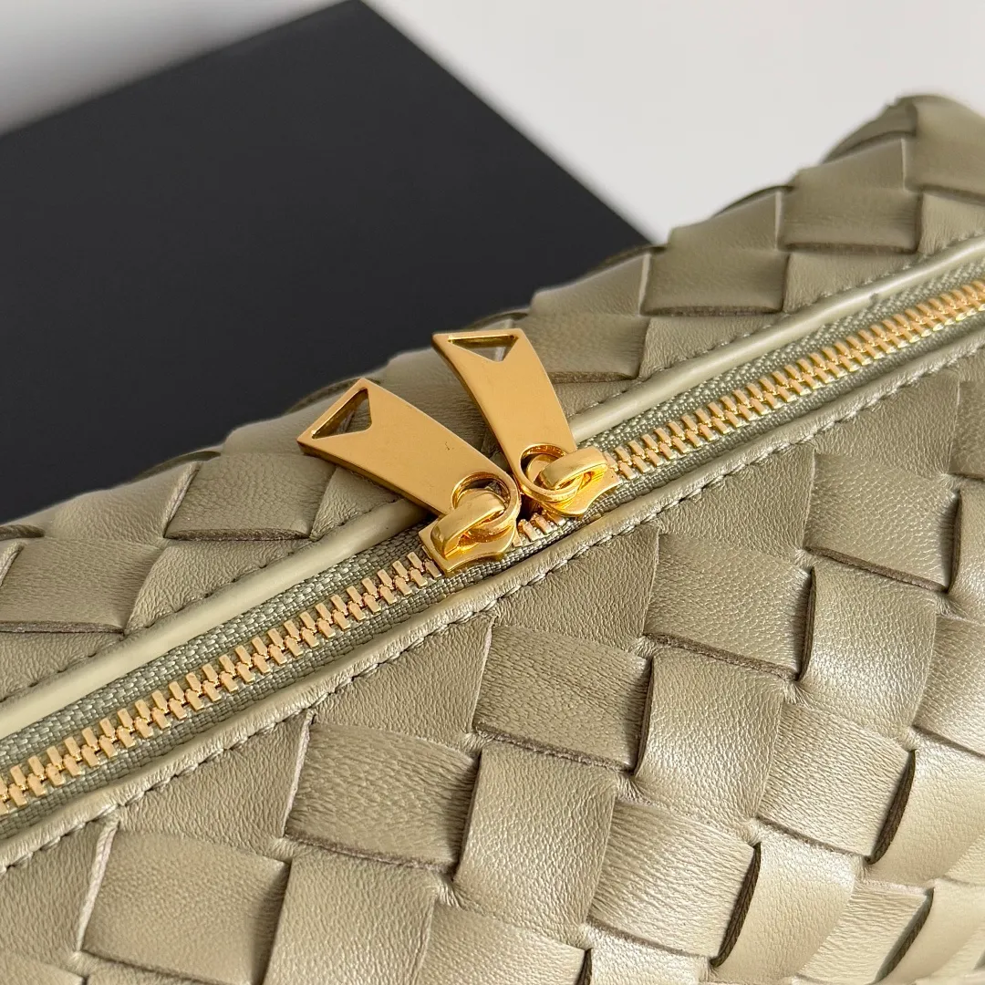 Batch 1260 𝗕𝗼𝘁𝘁𝗲𝗴𝗮 𝗩𝗲𝗻𝗲𝘁𝗮———— The latest version of the loop camera bag💥 at BV’s King of Cost-Effectiveness counter, large woven texture➕As always, ultra-high-quality lambskin, with zippers and adjustable drawstrings, it is especially suitable for the belly💫It can hold anything, and it is very light in weight, suitable for🈴️girls of all ages, size: 22*15*8cm, style number: 680255